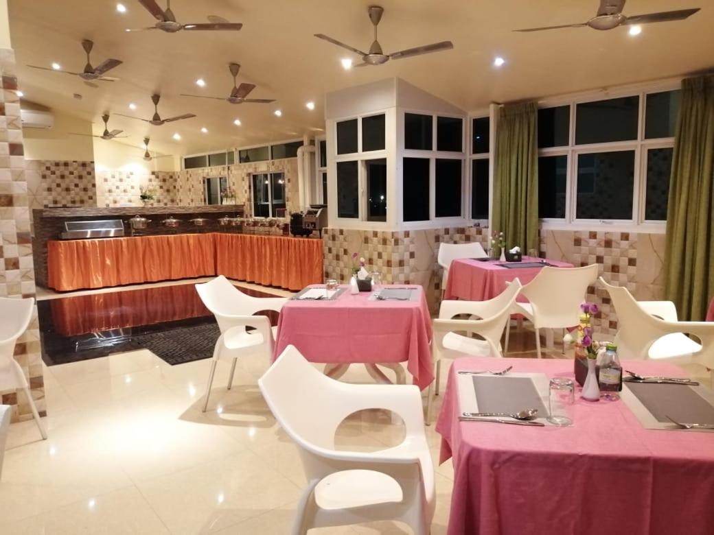 The Grand View Hotel Male Bagian luar foto